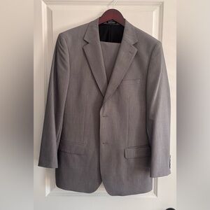Men's Gray Single-Breasted Suit Jacket and Pants